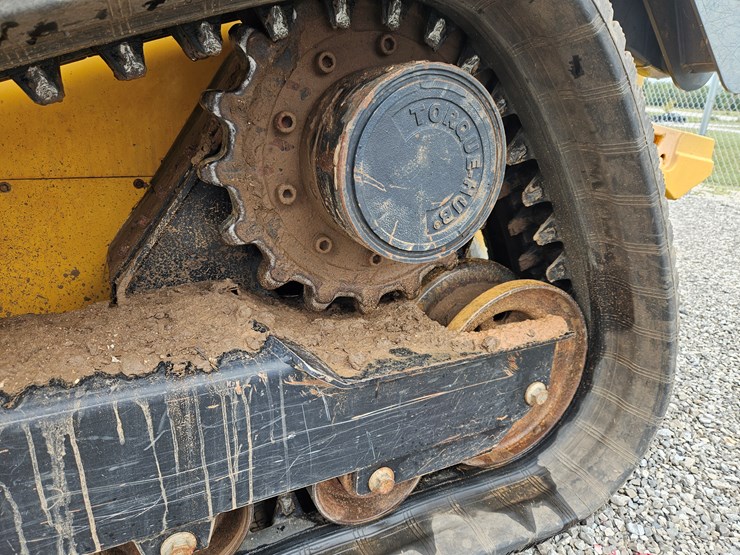 2011-deere-333d-image-13
