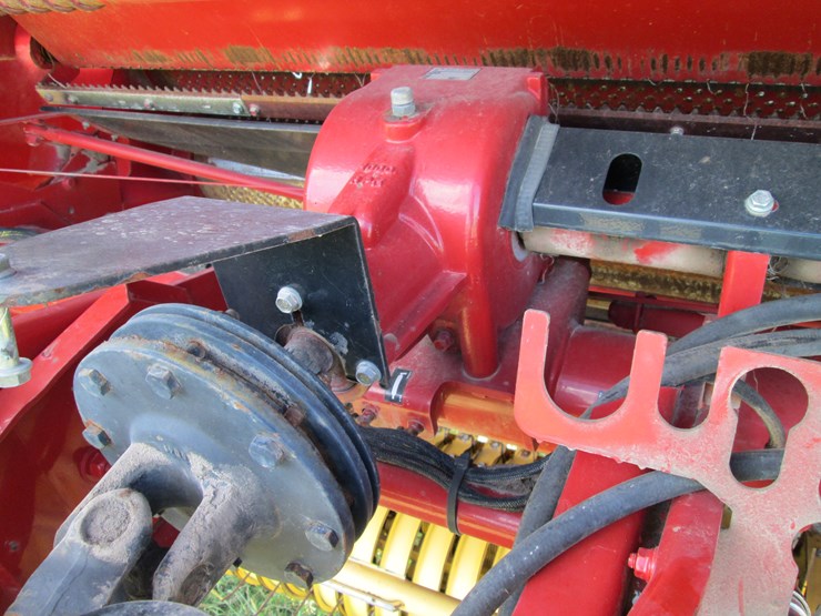 new-holland-br780-image-27