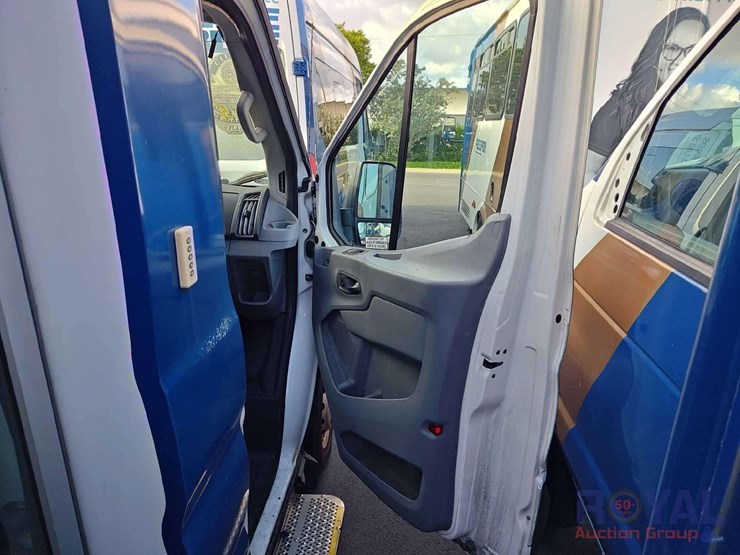2017-ford-transit-image-30