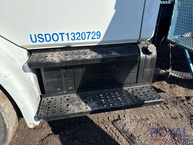 2000-freightliner-fl70-image-25
