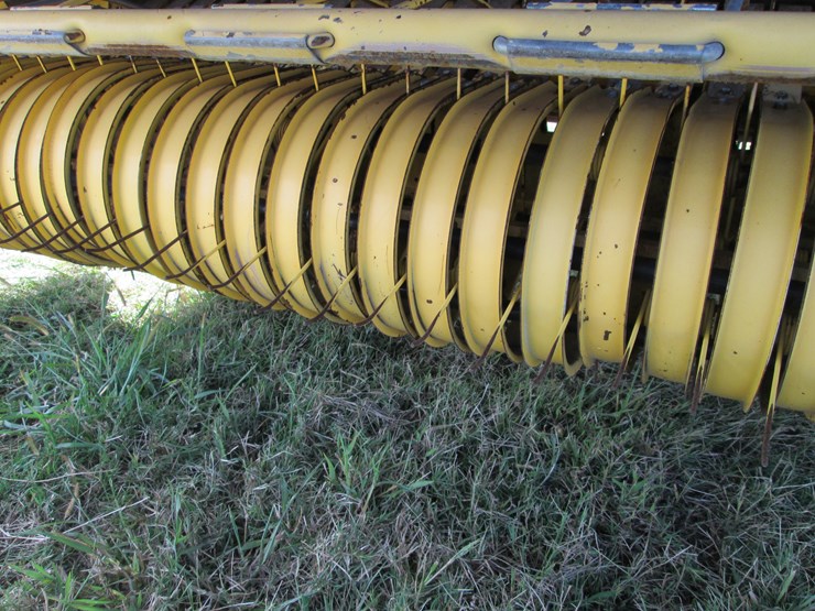 new-holland-br780-image-30