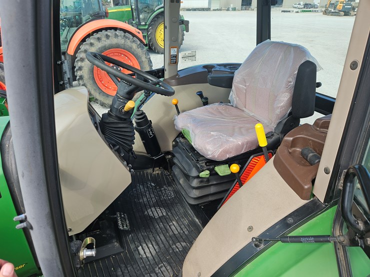 2010-john-deere-6115d-image-9