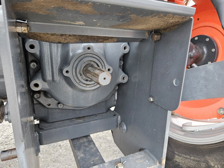 2015-kubota-m135x-image-11