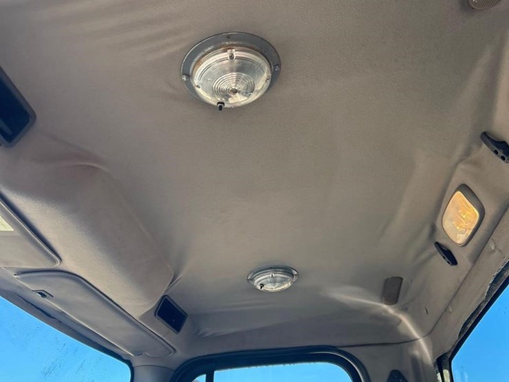 2018-freightliner-business-class-m2-106-image-40