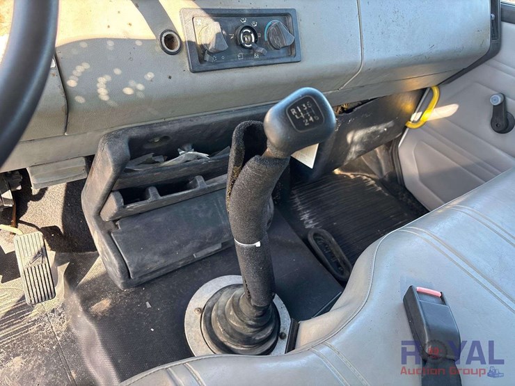 2000-freightliner-fl70-image-17