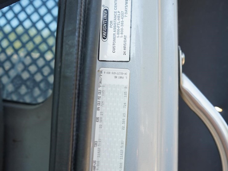 2007-freightliner-business-class-m2-106-image-11