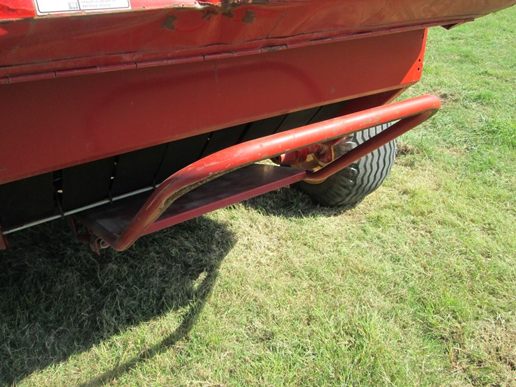 new-holland-br780-image-10
