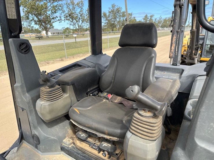 2016-caterpillar-d3k2-lgp-image-24