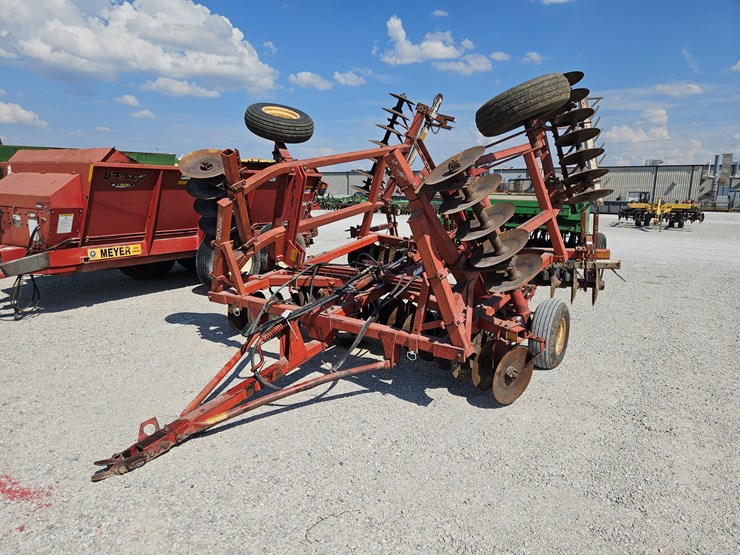 massey-ferguson-820-image-1