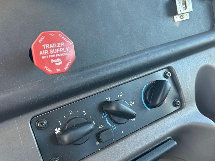 2018-freightliner-business-class-m2-106-image-43