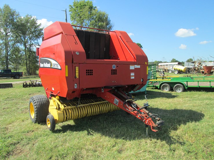 new-holland-br780-image-2