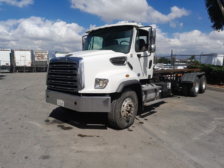 2014-freightliner-114sd-image-2