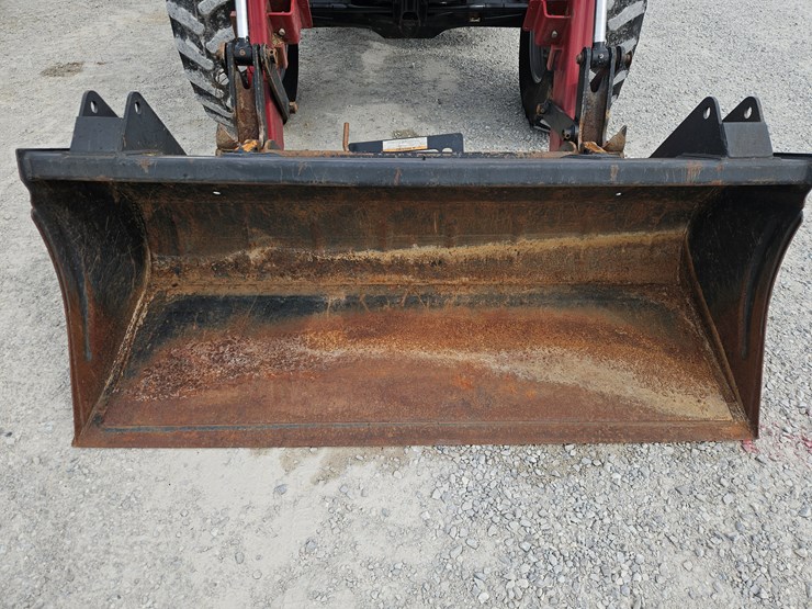 2015-case-ih-farmall-140a-image-3