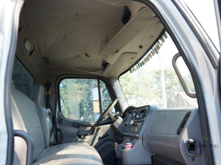 2007-freightliner-business-class-m2-106-image-30