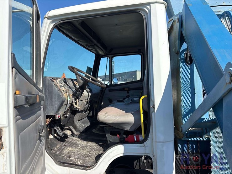 2000-freightliner-fl70-image-10