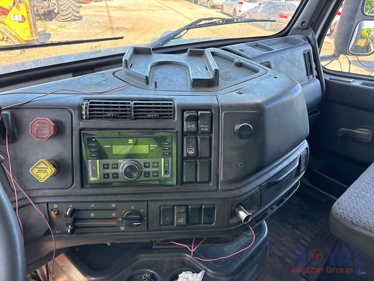 1998-volvo-vn-image-13