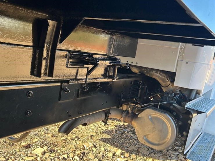 2018-freightliner-business-class-m2-106-image-23