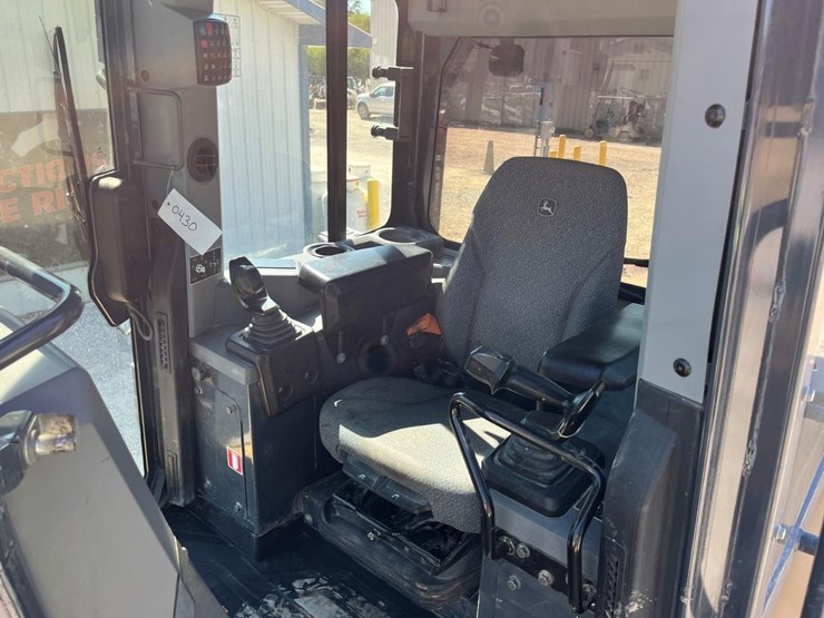 2021-deere-750l-image-23