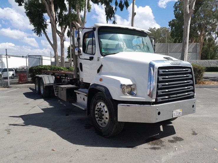2014-freightliner-114sd-image-1