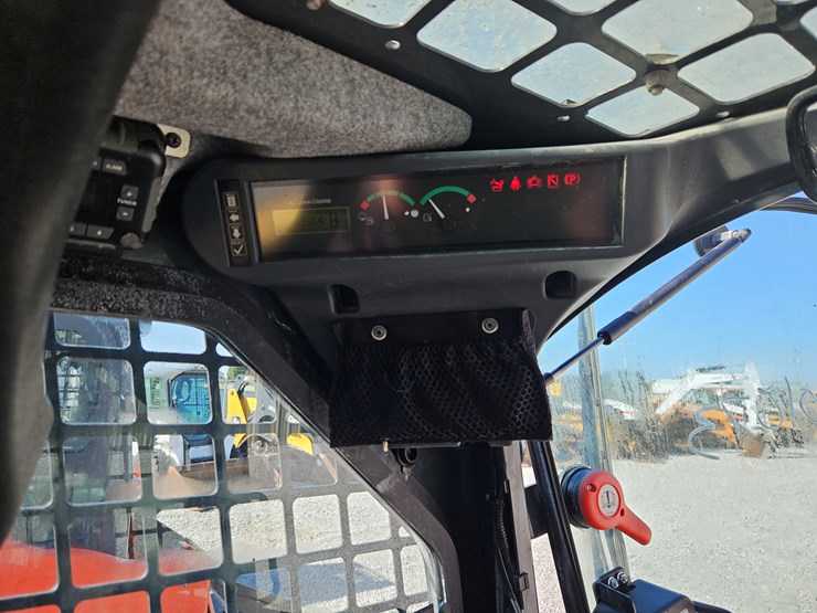 2022-deere-318g-image-11