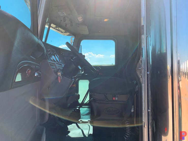 2019-peterbilt-389-image-9