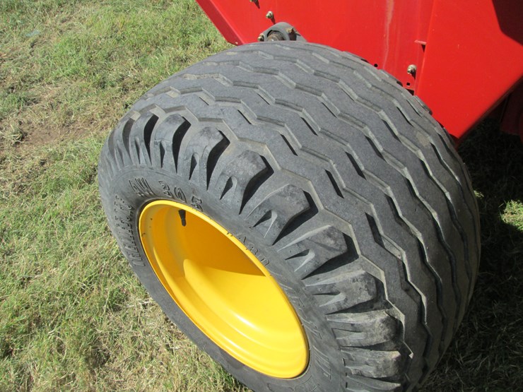 new-holland-br780-image-12