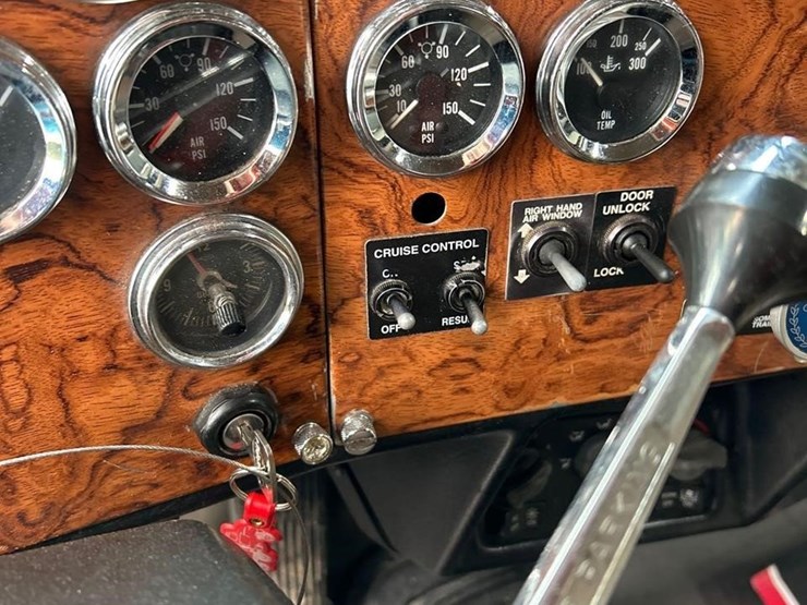 2000-peterbilt-379-image-59