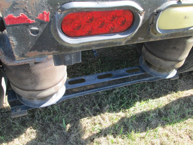 2011-volvo-acl64-image-5