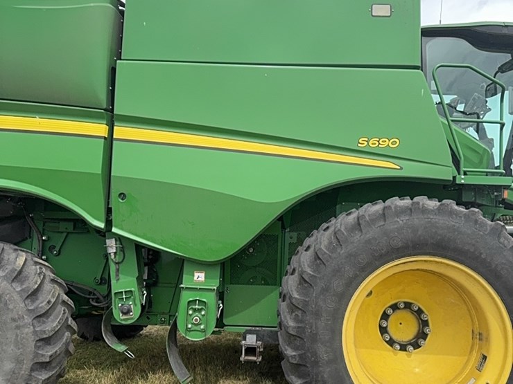 2013-john-deere-s690-image-17