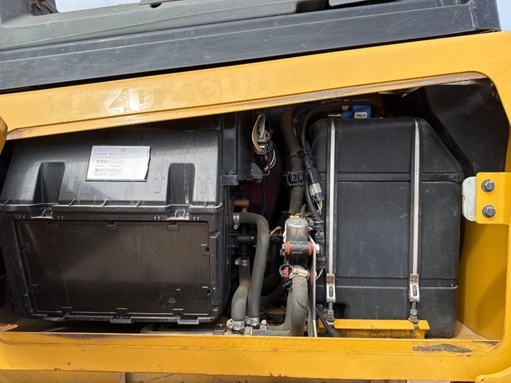 2016-caterpillar-d3k2-lgp-image-23