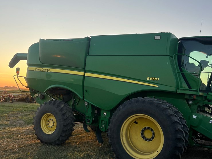 2013-john-deere-s690-image-12