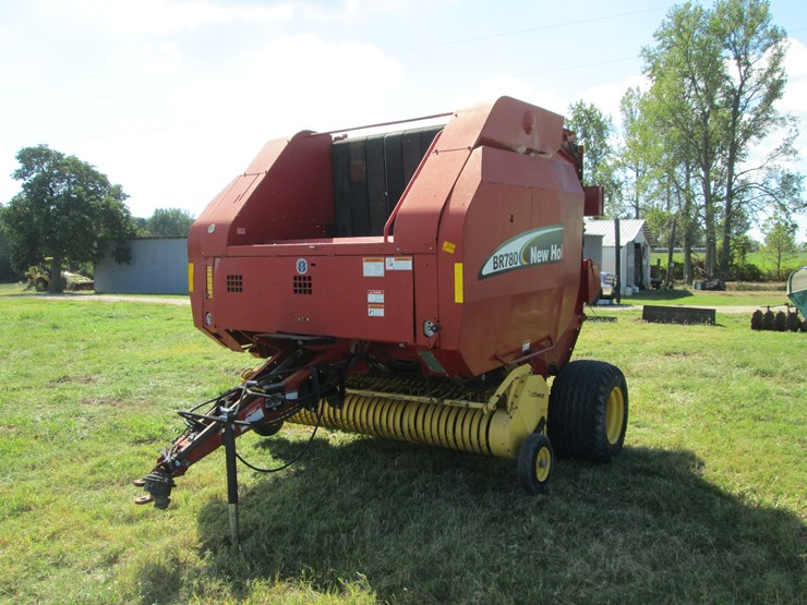 new-holland-br780-image-1