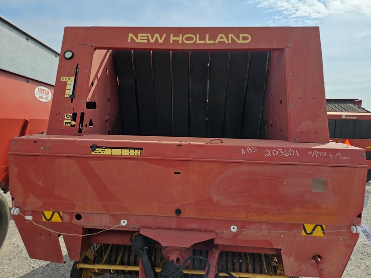 new-holland-660-image-3