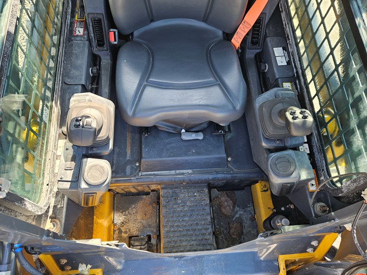 2022-deere-318g-image-9