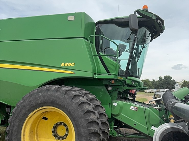 2013-john-deere-s690-image-16