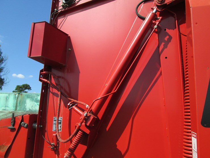 new-holland-br780-image-19