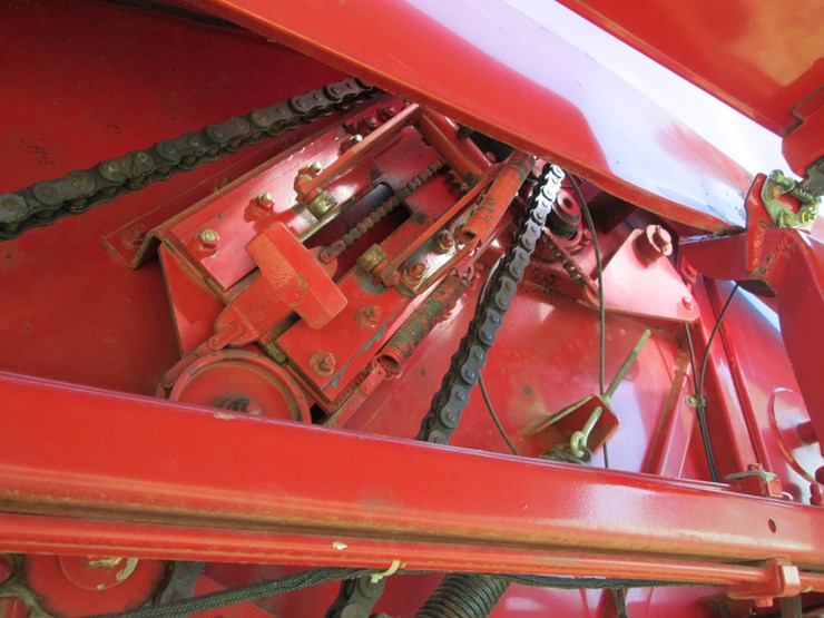 new-holland-br780-image-23