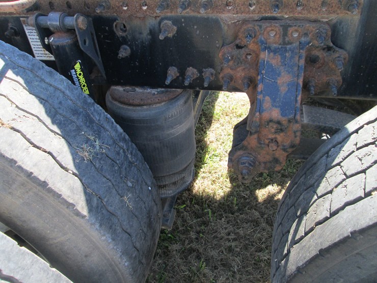 2011-volvo-acl64-image-11