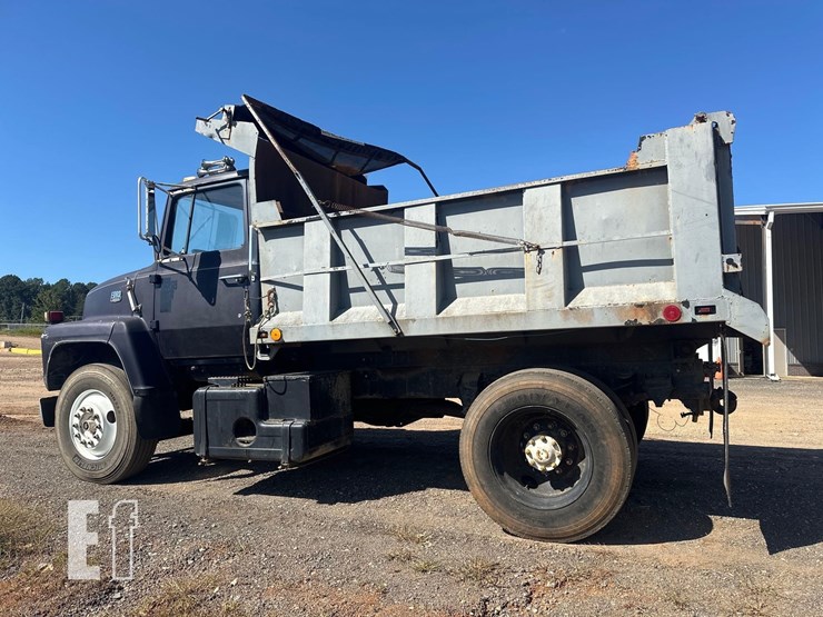 1982-ford-8000-image-6