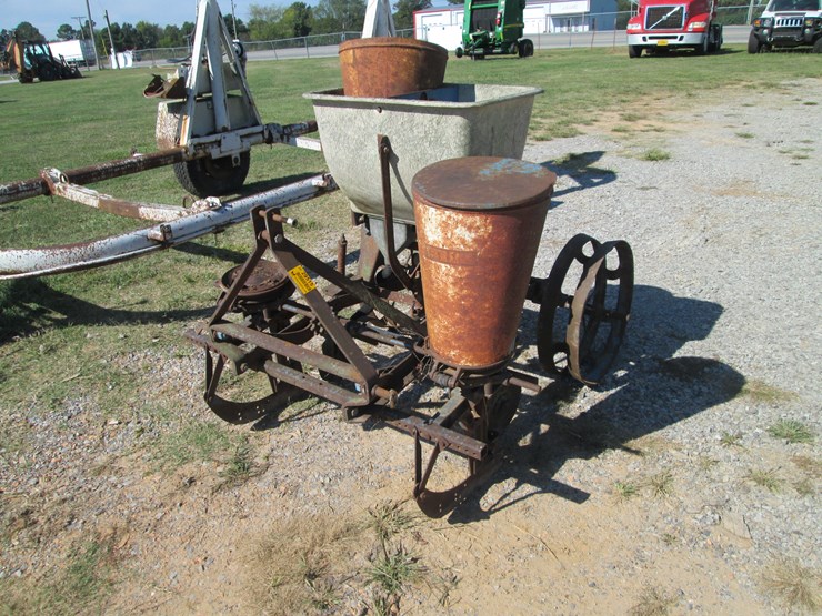 #29515-•-ford-2-row-planter-image-1