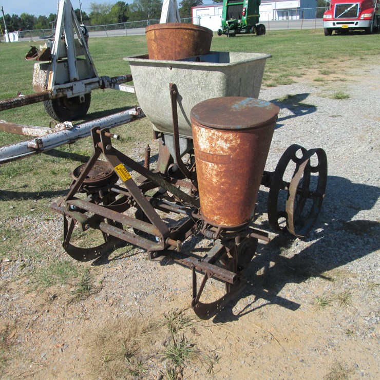 #29515 • Ford 2-row Planter