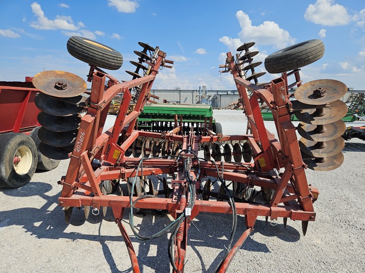 massey-ferguson-820-image-3
