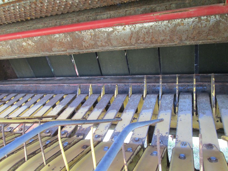 new-holland-br780-image-28