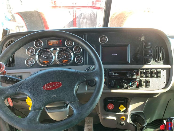 2019-peterbilt-389-image-10