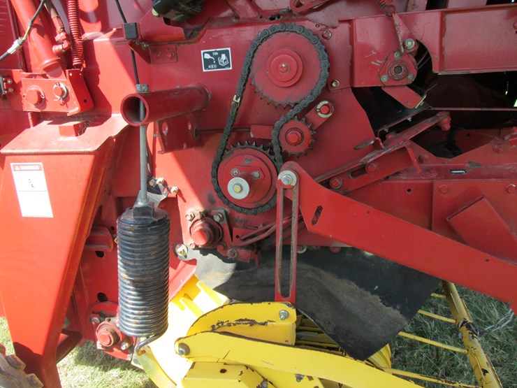 new-holland-br780-image-15