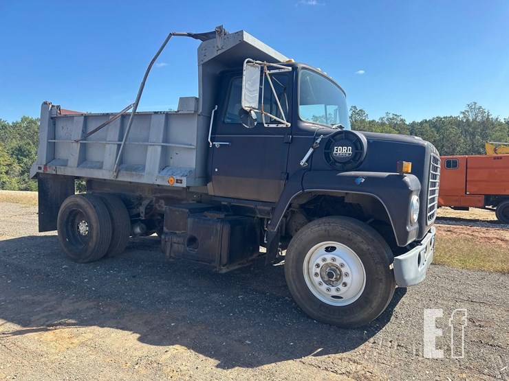 1982-ford-8000-image-1
