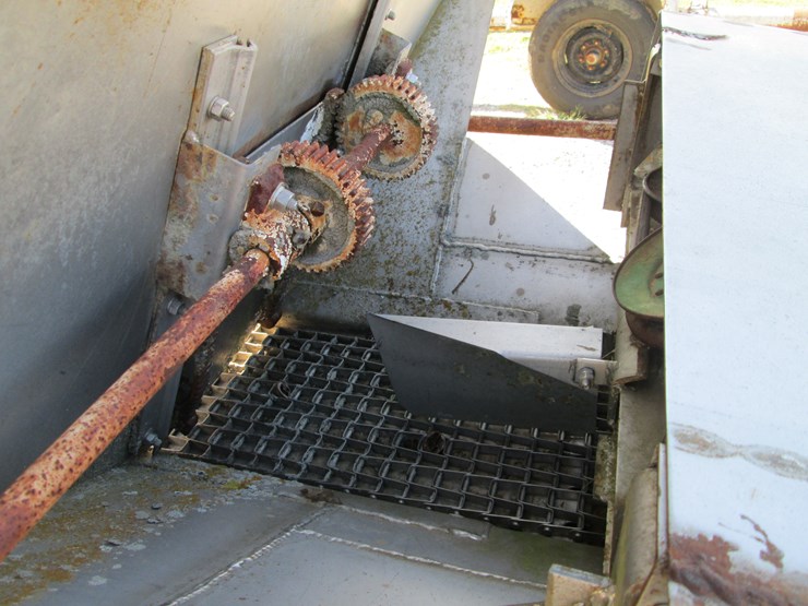 #29516-•-pull-type-fertilizer-buggy-image-11