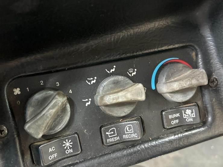 2000-peterbilt-379-image-54