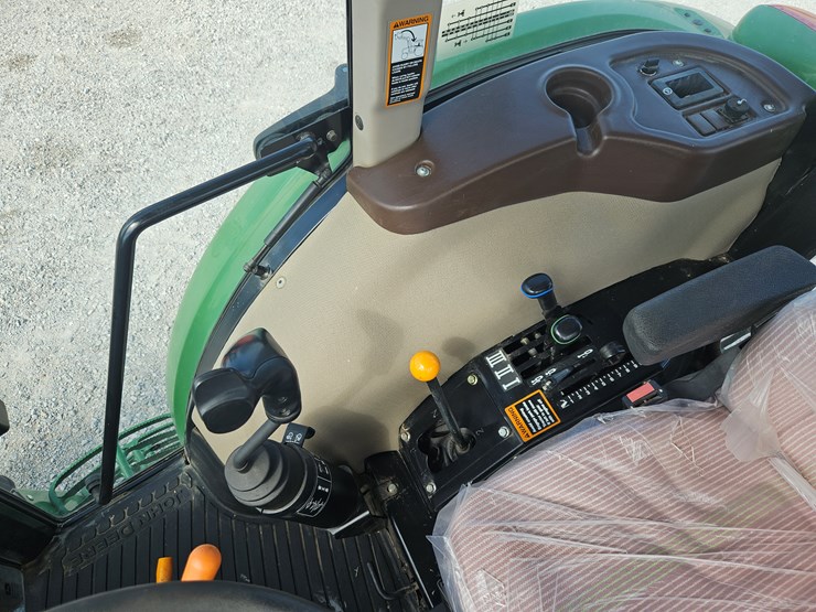 2010-john-deere-6115d-image-12