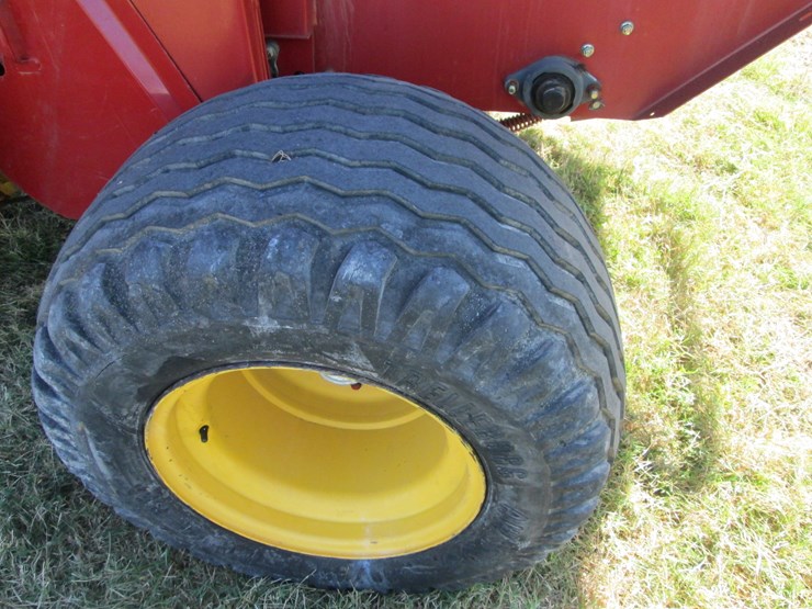 new-holland-br780-image-6